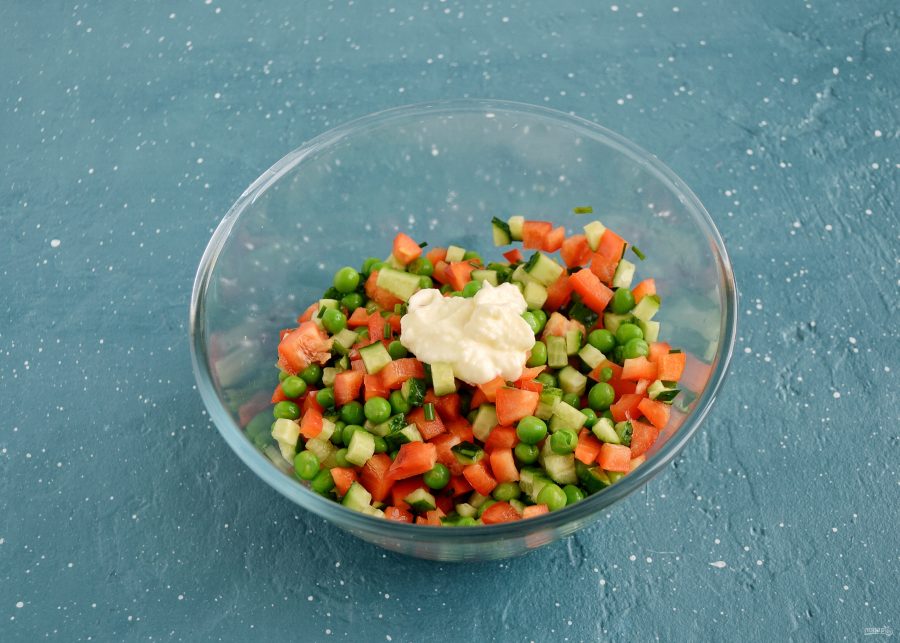 Салат с перцем и зеленым горошком