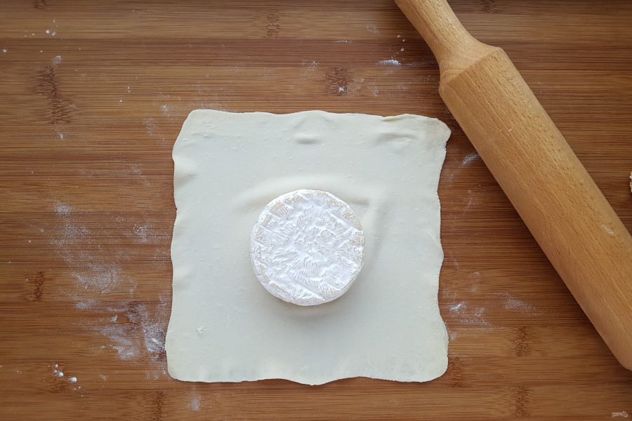 Рецепты из сырого теста. Сыр в тесте. Сыр запеченный в тесте. Тесто с сыром запеченное. Завернуть сыр в тесто.