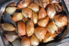 Печеный репчатый лук рецепт. zapechennii luk prv 59933. Печеный репчатый лук рецепт фото. Печеный репчатый лук рецепт-zapechennii luk prv 59933. картинка Печеный репчатый лук рецепт. картинка zapechennii luk prv 59933. Лук репчатый очистить, нарезать крупными дольками и разместить в форме для запекания. Налить оливковое масло. Можно использовать любое другое растительное масло, но с оливковым вкуснее получится.Добавить соль и специи.