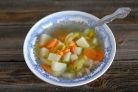 Легкий куриный суп с овощами