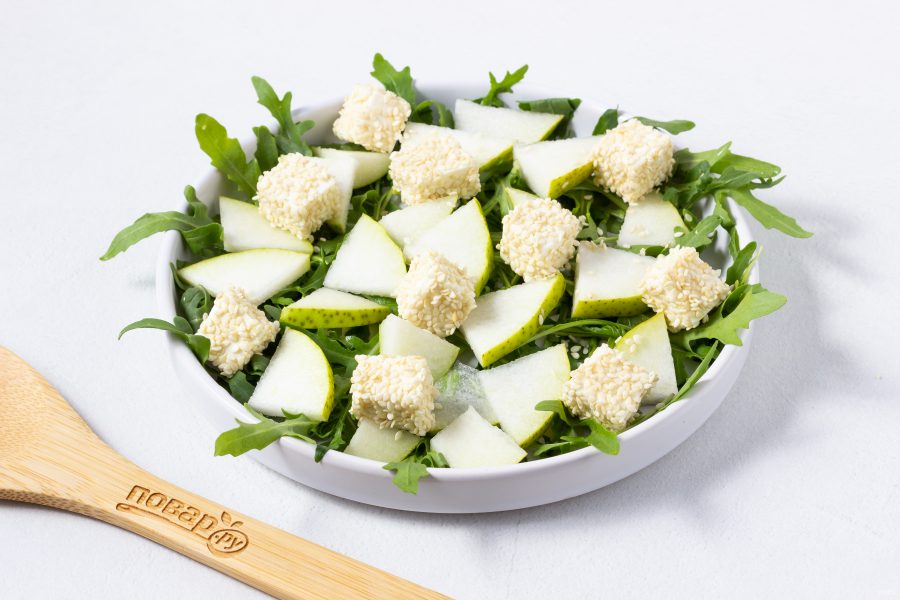 Зеленый салат с грушей