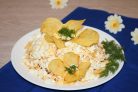 Салат с чипсами и корейской морковкой