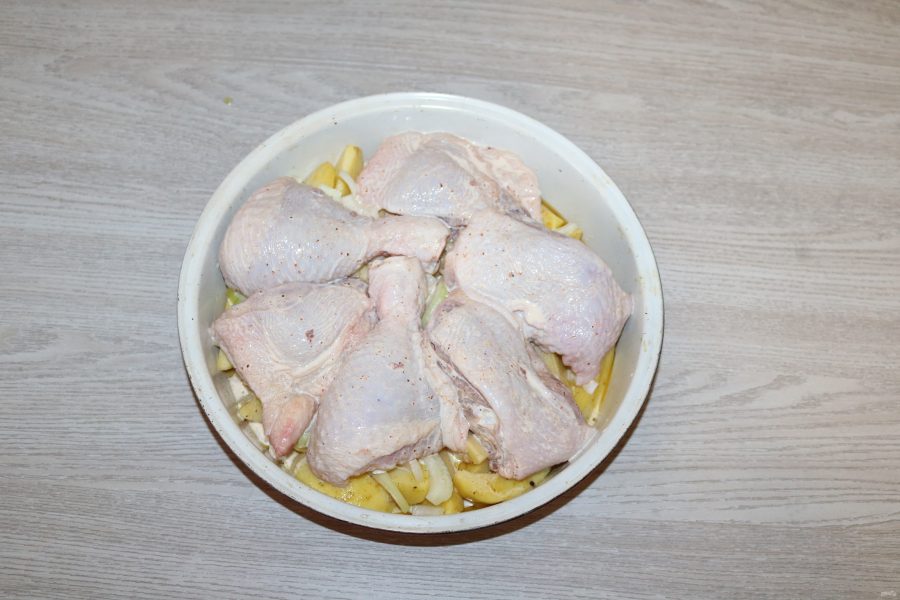 Картошка с курицей в сливках. 3 Картофеля куриный окорочок лук. Рассол для курицы в духовке.