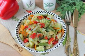 Кабачки тушеные с овощами и перцем