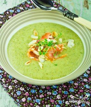Рецепт Суп-крем из брокколи с лососем и миндалем