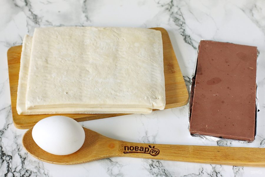 Слоеное тесто запекать при температуре. Посыпать шоколад на слоёное тесто.
