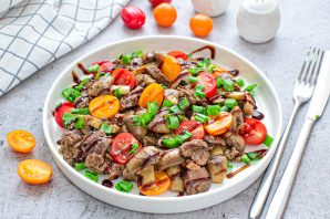 Теплый салат с печенью и грибами