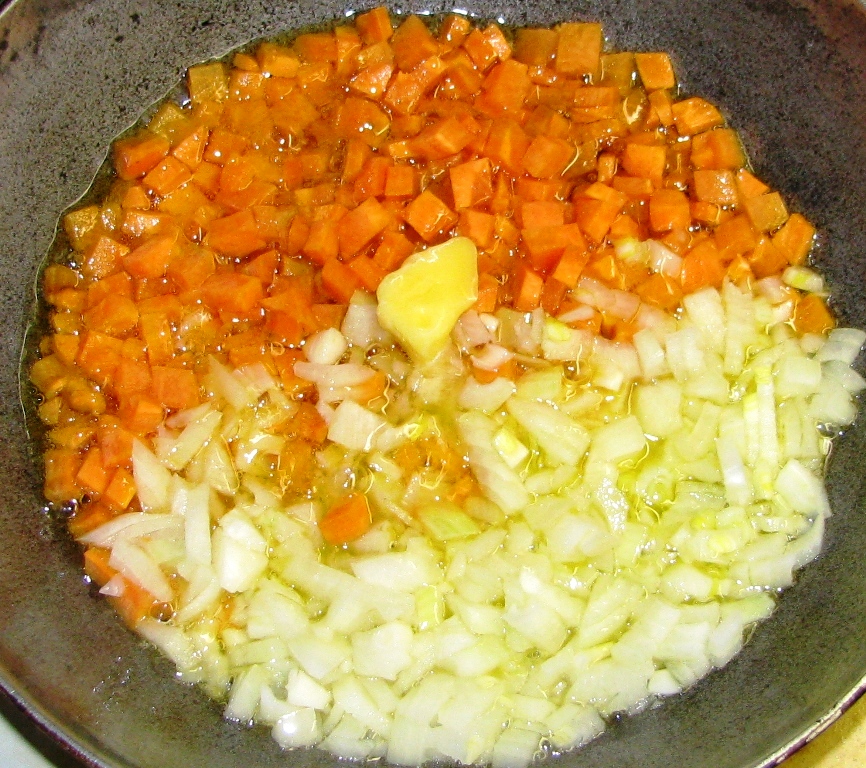 Как приготовить рис с морковью и луком. Мясо с рисом и морковкой. Плов мяса морковка рис. Рецепт риса на гарнир с морковкой в мультиварке редмонд. Какой рис нужен на плов в мультиварке.