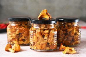 Лисички маринованные