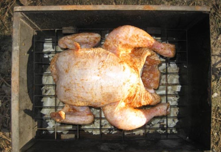 Время горячего копчения кур. Курица горячего копчения в коптильне. Копченая курица в коптильне. Курица в коптильне горячего.