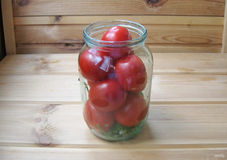 Маринуем помидоры 1 литровая банка. 500 Грамм помидоров. Как замариновать красные помидоры на зиму 700 пятидесятилитровые. В маринаде помидоров плавает белые разводы.