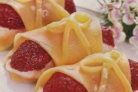 Рулетики из сыра и клубники
