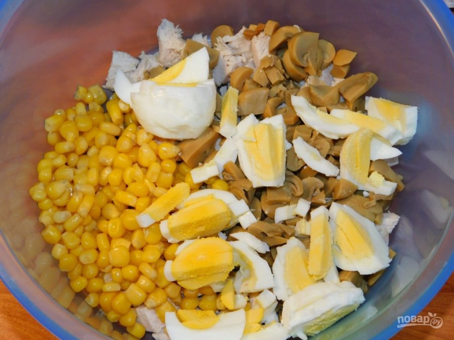 Салат с грибами, курицей и кукурузой