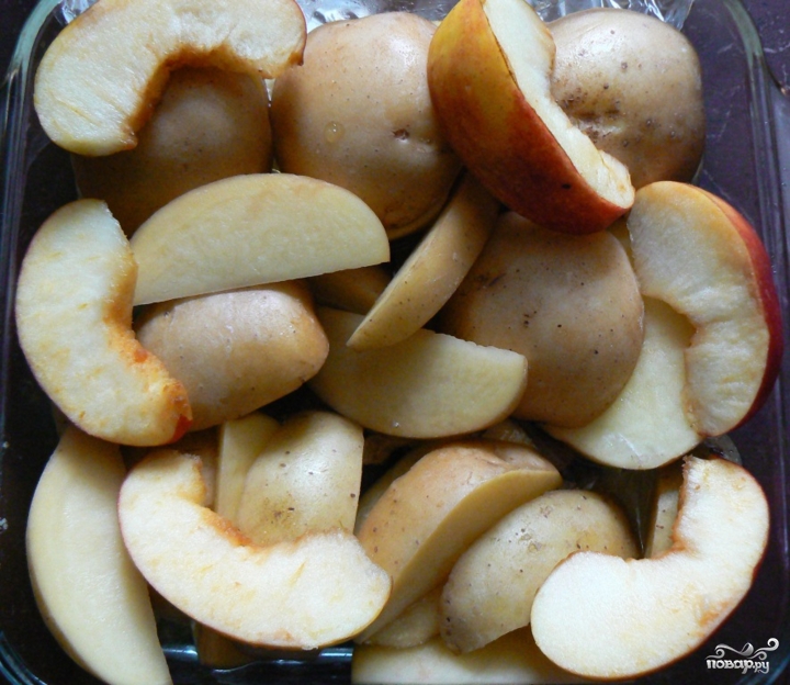 Утиные окорочка с яблоками в духовке