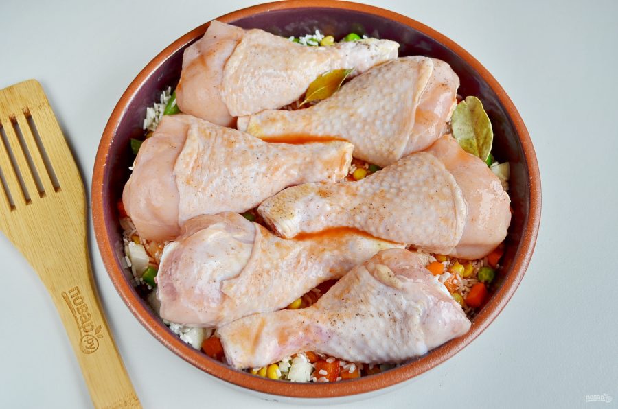 Куриные ножки, запеченные с рисом и овощами