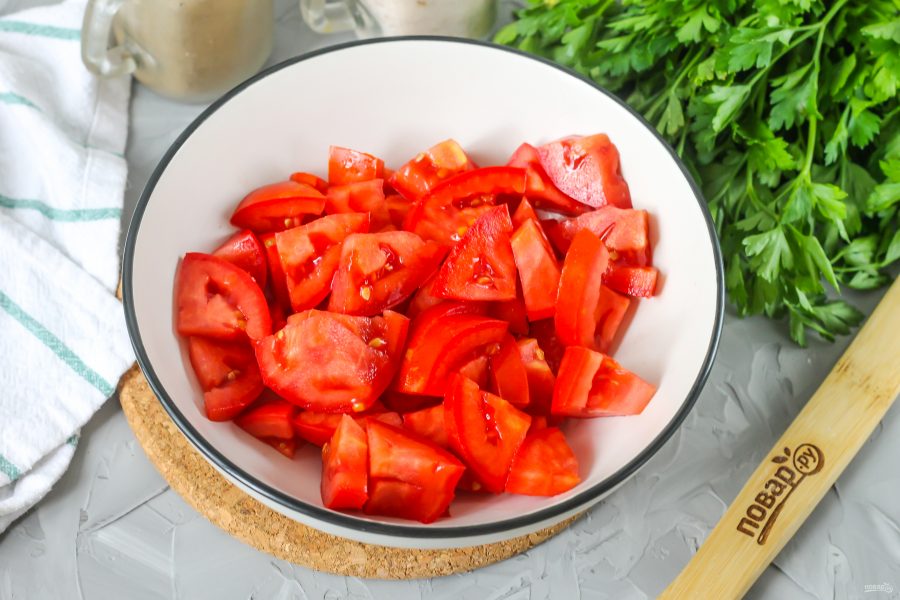 Салат с селедкой и помидорами