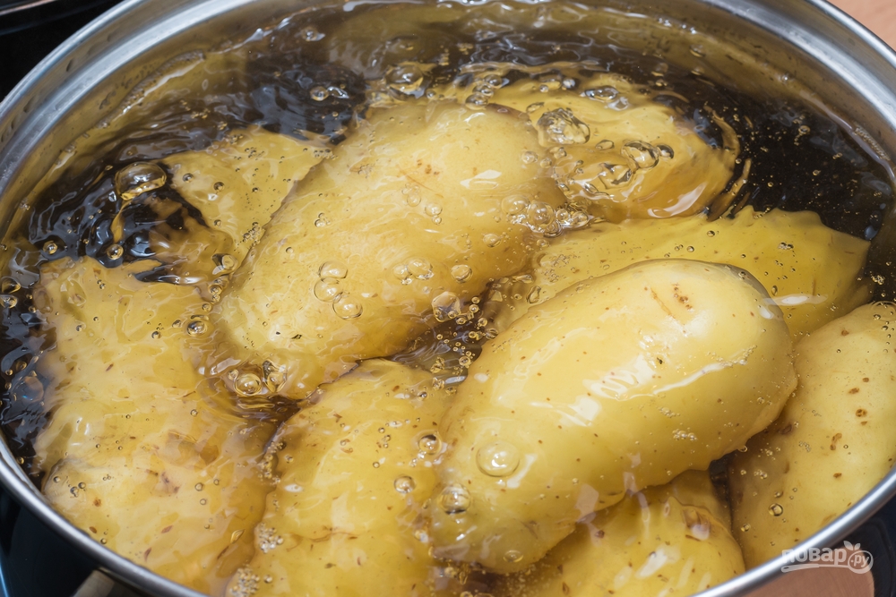 Картошка варится в кастрюле
