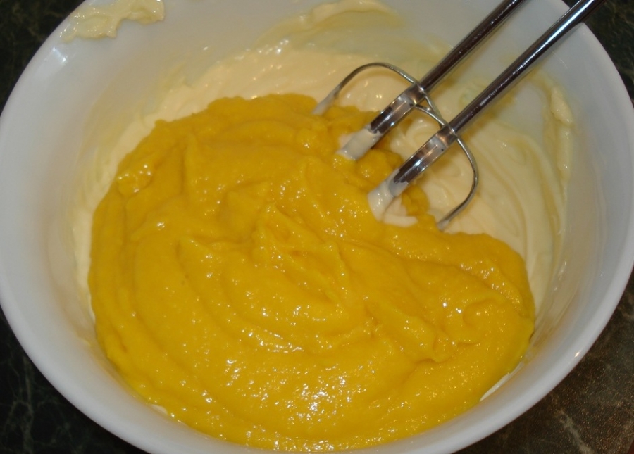 Если крем для торта получился жидким. Заварной крем на желтках. Заварной крем из желтков. Заварной крем из сливок. Крем масляно заварной на желтках.