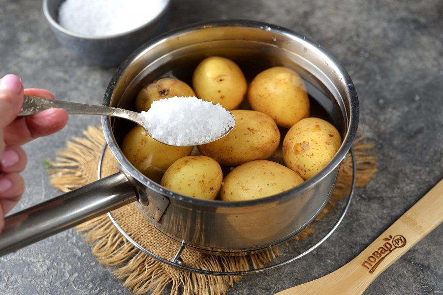 Картошка в соленой воде. Соленая картофель. Засоленная картошка. Картофель с солью. Как правильно варить картошку.