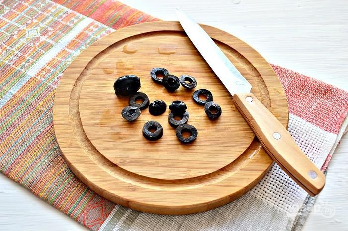 7. Измельчите немного оливки или маслины. 