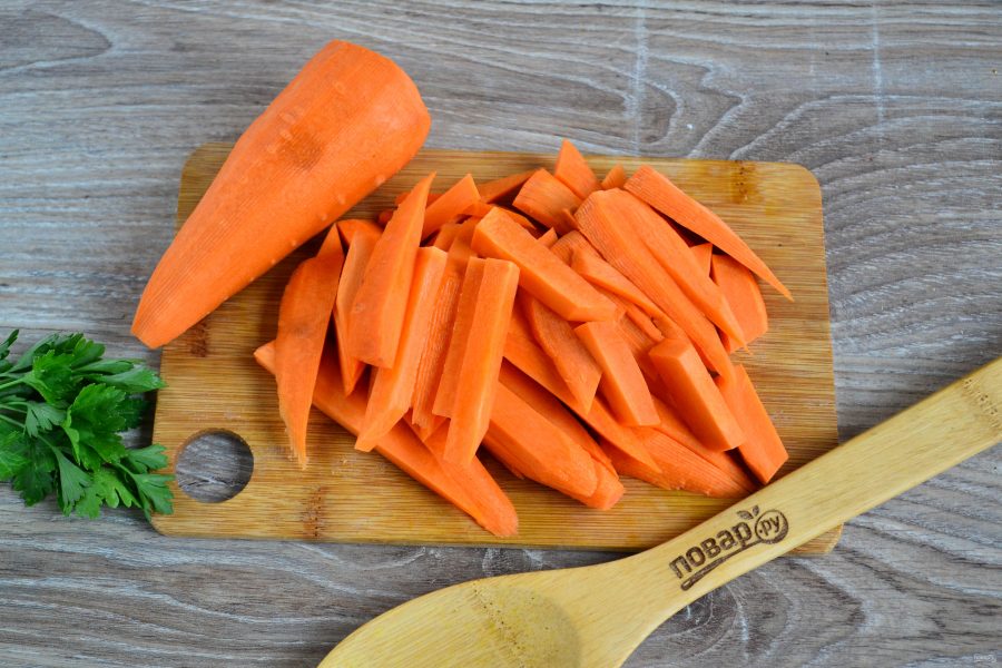 Нарезка овощей соломкой. Квашеная морковь брусочками. Нарезка моркови боусочки. Нарезка овощей брусочками. Овощи нарезанные брусочками.