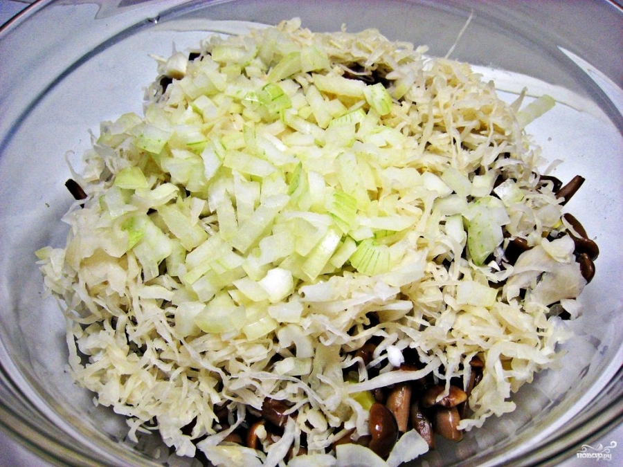 Салат богатырь. Салат с квашеной капустой. Салат с картофелем квашеной капустой и грибами. Салат крестьянский с капустой квашеной.
