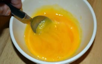 Разбиваем в миску яйца, добавляем соли и взбиваем до пены. 