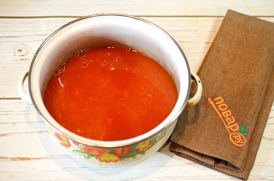 Томатный сок с сахаром в кастрюле. Выпечка с томатным соком рецепт классический. Огородник из Рязани рецепт томатного сока. Томатный сок на зиму рецепт пошагово
