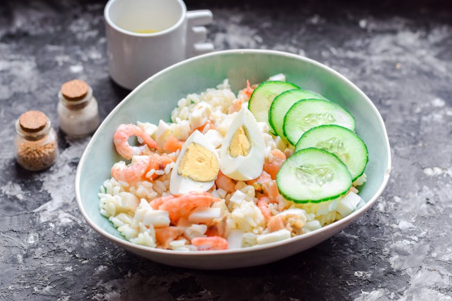 Салат с рисом и морепродуктами