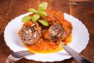 Рулетики из говядины с орехами и изюмом