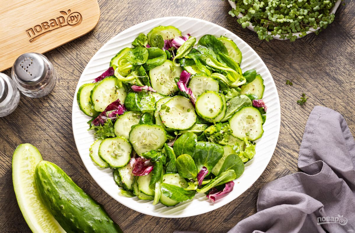 Салат из зелени и огурцов