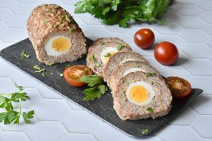 Мясной рулет с яйцом