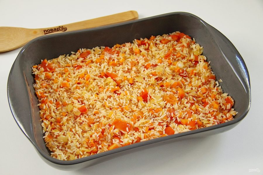 Рис курица лук морковь. Рис в духовке с луком и морковью. Рис с овощами в духовке. Запеченные овощи с рисом в духовке. Рыба с рисом в духовке.