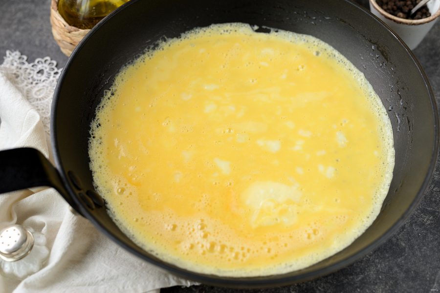 Сколько яиц нужно для омлета. Омлет по каталонски. Пропорции для омлета на сковороде с молоком. Омлет на молоке комочки. Омлет с молоком название.