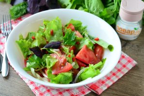 Острый салат с помидорами и перцем чили