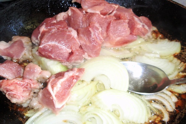 Рецепт Тушеная свинина с кабачками в сковороде