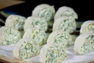 Рулетики из тортильи с сыром и чесноком