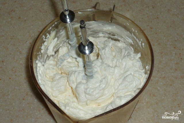 Блендером можно взбивать крем. Крем для торта погружным блендером. Миксер для крема торта из сливочного масла и сгущенки. Миксер для крема миксер для сгущенки. Крем белковый для торта погружным блендером.