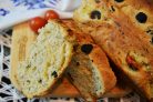 Сырный хлеб с маслинами и помидорами черри