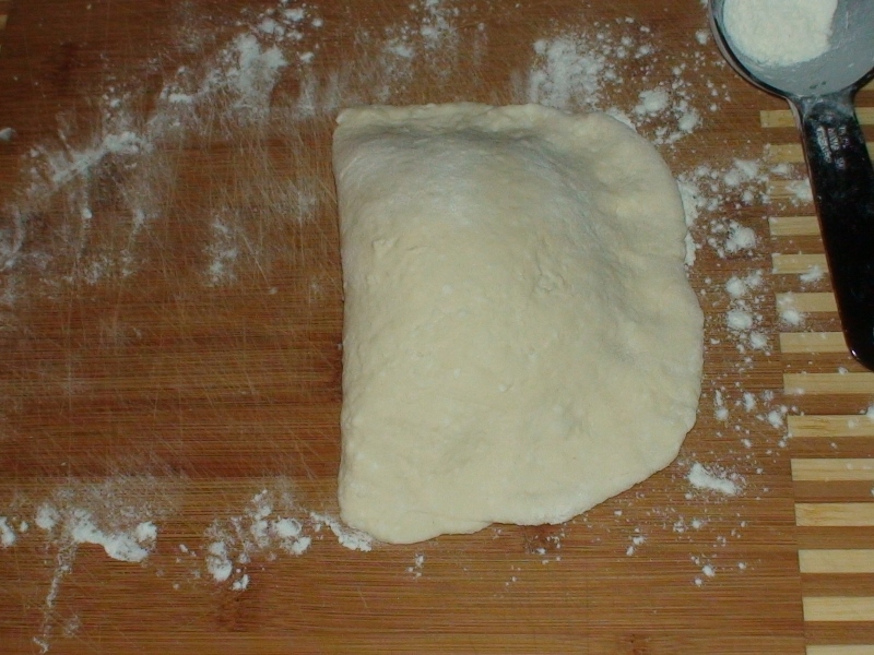 Тесто на кефире в хлебопечке. Раскатанное тесто для пирожков. Раскатываем тесто для пирожков. Как раскатать тесто на пирожки. Как раскатать тесто для расстегаев.