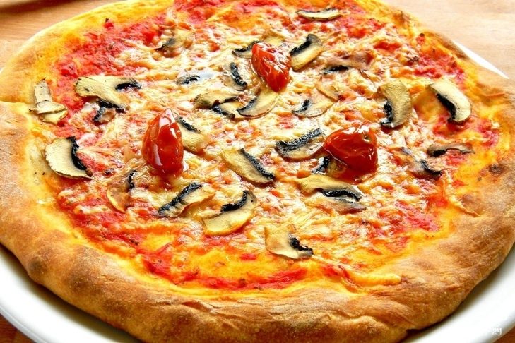 Рецепт Пицца с шампиньонами и помидорами