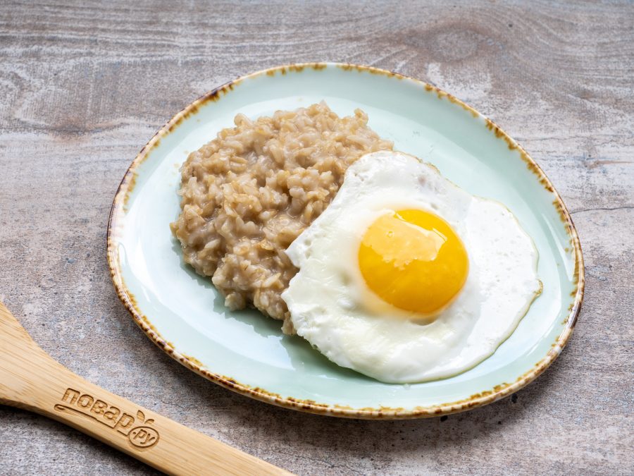 Овсянка с яйцом на завтрак на сковороде рецепт с фото