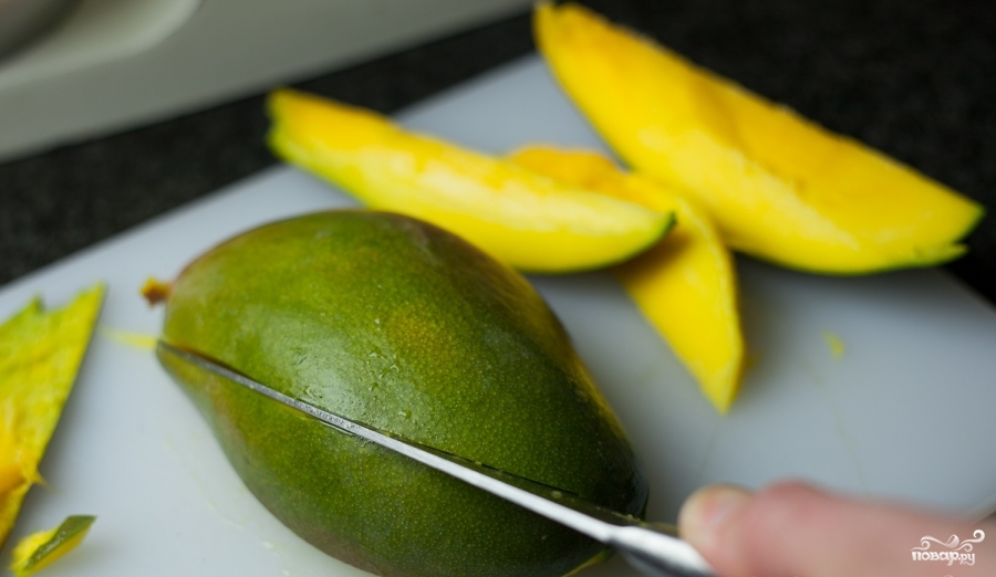 Как правильно разделать манго. Манго разрезанное. Порезать манго. Как нарезать манго. Кожура манго.