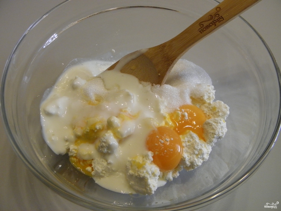 Творог с яйцом и сахаром. Творог с желтком. Смешиваем творог и йогурт. Смешать творог с яйцом. Смешать творог сметану яйца сахар.