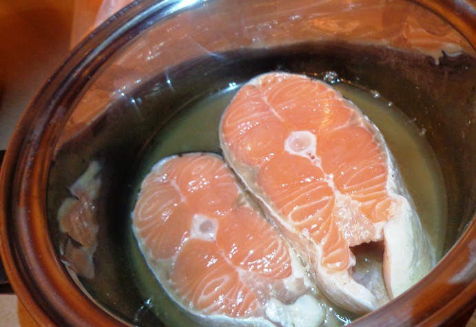 Залей рыбу водой. Рыба на сковороде в воде. Рыбам в миску воды налейте. Какую рыбу заливают томатом. Неудачная рыба на воде в сковороде желеобразное.