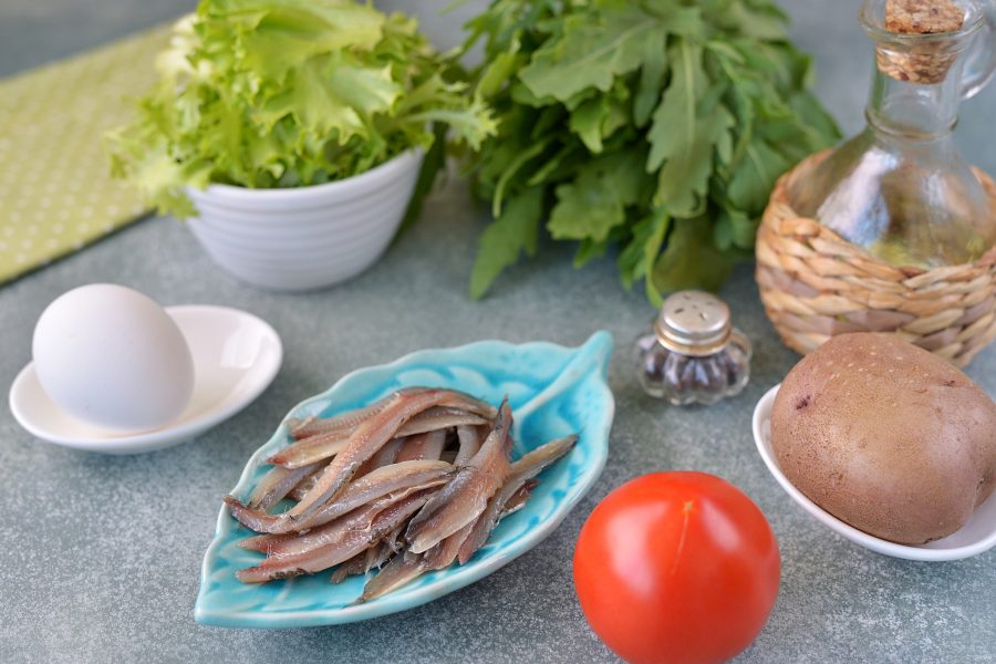 Салат с анчоусами и рукколой