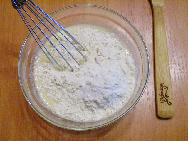 Мука и сода тесто. Тортик из муки соды. Добавить в тесто рикотту. Кефир ванильный сахар. Меланж добавит в тесто.