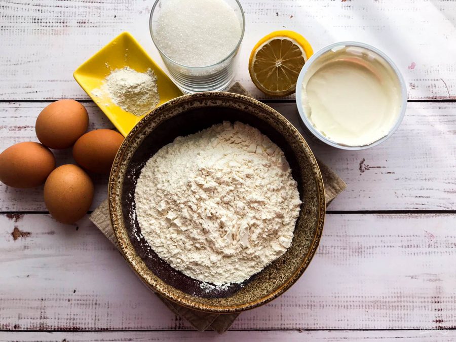Пирог сметана яйца мука сахар. Основные Ингредиенты для приготовления бисквита. Белый бисквит легкий яйцо мука сахар. Турецкая сметана для выпечки. Рецепт сметана масло мука
