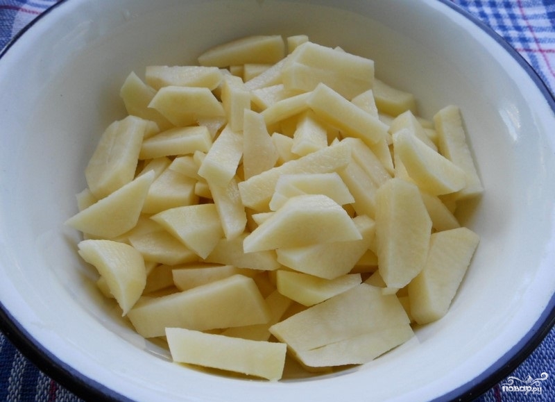 Картошку кидают в кипящую воду. Как порезать картошку для супа с вермишелью. Толченая картошка с соленым огурцом. На вермишелевый суп как резать картошку. Как правильно резать картошку в вермишелевый суп?.