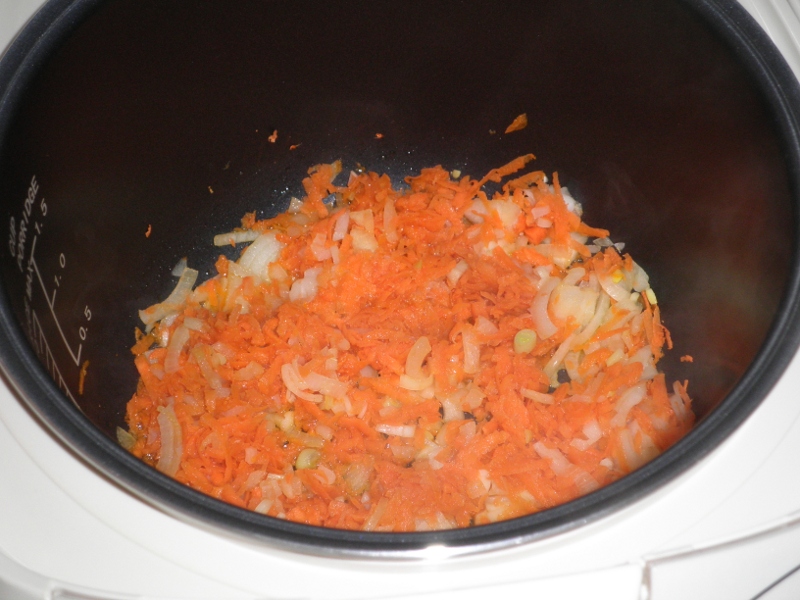 Печень с луком в мультиварке. Рис с морковкой и луком в мультиварке. Рис с морковью и луком в мультиварке. Морковь в мультиварке. Лук и морковь в мультиварке.